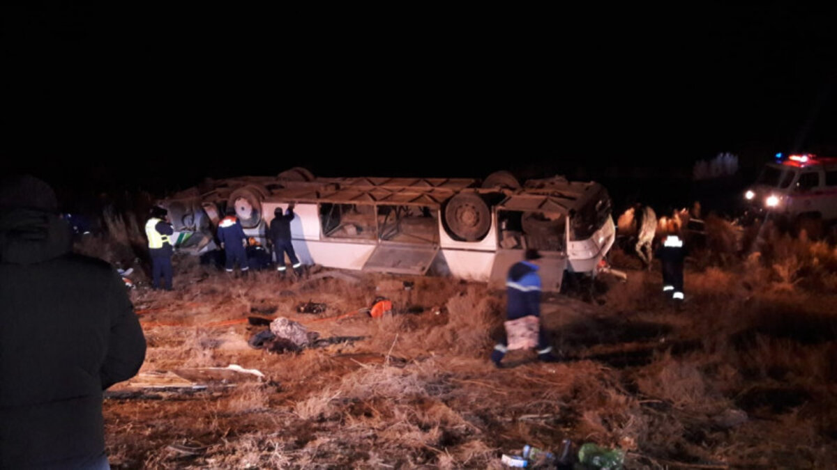 Опрокинулся автобус на трассе «Кызылорда-Кумколь», 8 человек погибли, 35 пострадали 