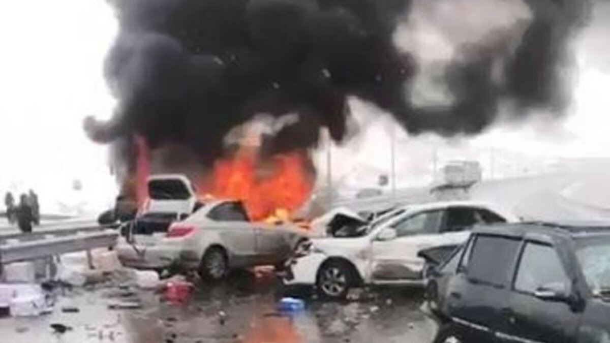Четыре авто столкнулись на трассе Шымкент-Сарыагаш, 15 человек пострадало 