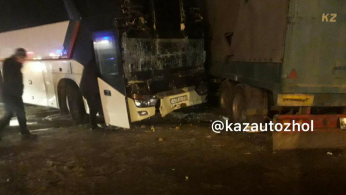 Два автобуса, КамАЗ и минивэн врезались друг в друга - большая авария на трассе «Алматы-Ташкент» 