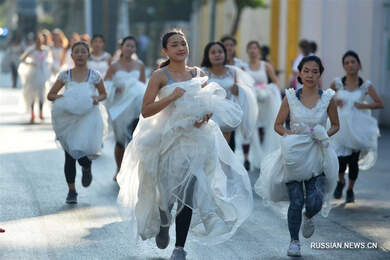 Забег 300 свадебных пар состоялся в Таиланде 