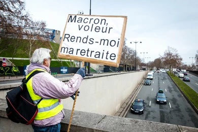 Французы массово протестуют против пенсионной реформы 