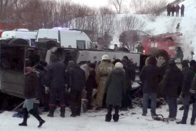 Автобус упал с моста в России: погибли 19 человек 