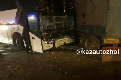 Два автобуса, КамАЗ и минивэн врезались друг в друга - большая авария на трассе «Алматы-Ташкент» 