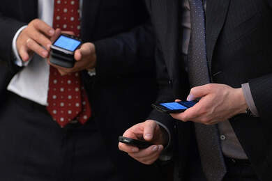 Госслужащим Казахстана разрешили использовать смартфоны 